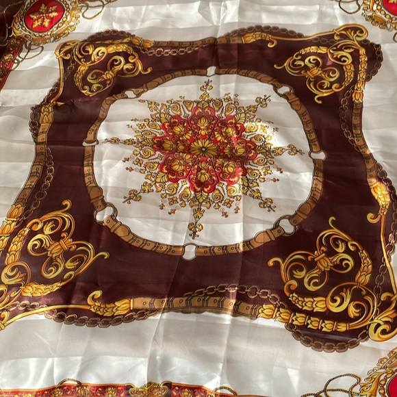 Beautiful Set of 3 Polyester Scarfs and 1 Silk Scarf. - Picture 14 of 16